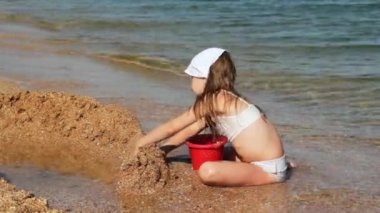 Denizin üzerinde oynayan çocuk