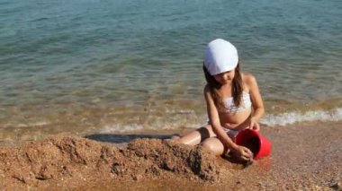Denizin üzerinde oynayan çocuk