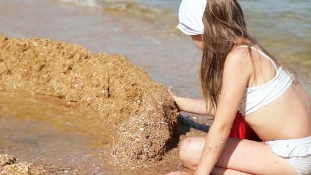 Niño jugando sobre el mar — Vídeos de Stock