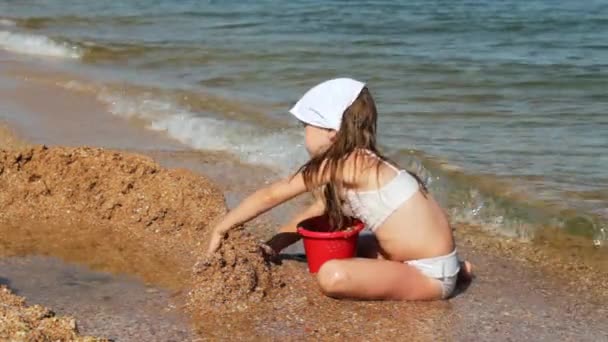 Niño jugando sobre el mar — Vídeo de stock