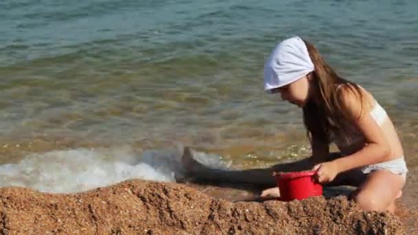 Denizin üzerinde oynayan çocuk — Stok video