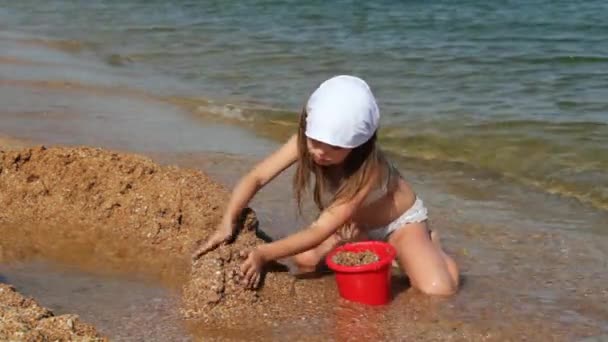 Niño jugando sobre el mar — Vídeo de stock