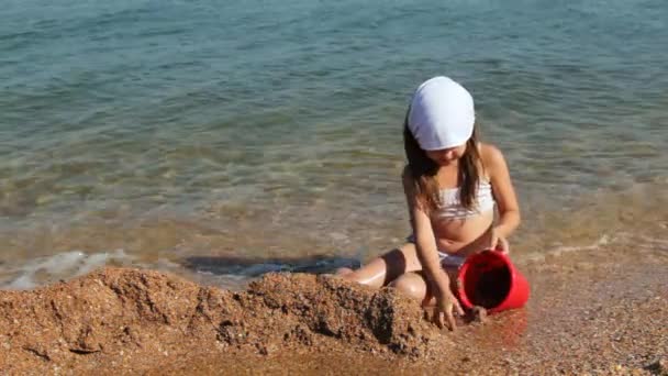 Niño jugando sobre el mar — Vídeo de stock