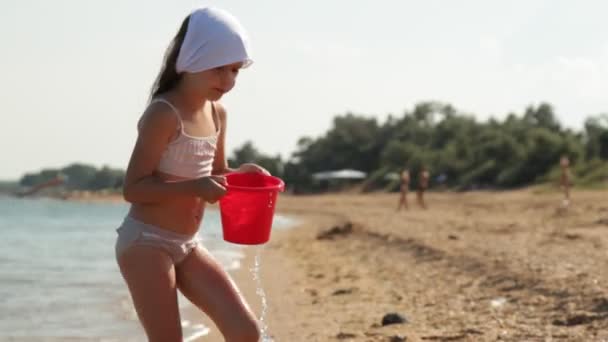 Ragazzo che gioca sul mare — Video Stock