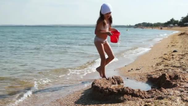 Kind spielt über dem Meer — Stockvideo