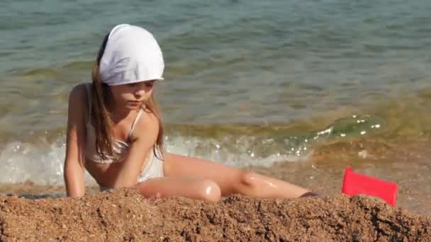 Enfant jouant sur la mer — Video