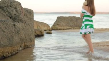 Karadeniz, Kırım 'da deniz aşırı oynayan güzel küçük kız.