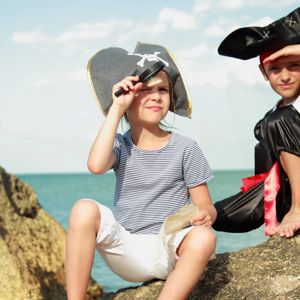 Ledsen Pojke Och Flicka Pirat Kostym Och Vacker Pirat Hattar — Stockfoto