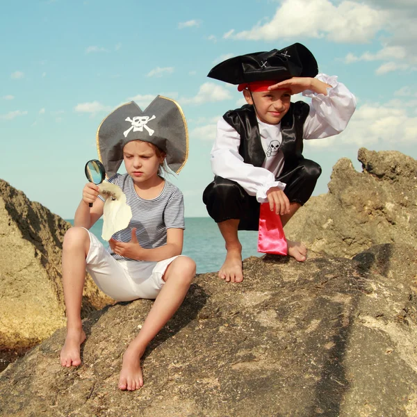 Fantasia vestido piratas em férias — Fotografia de Stock