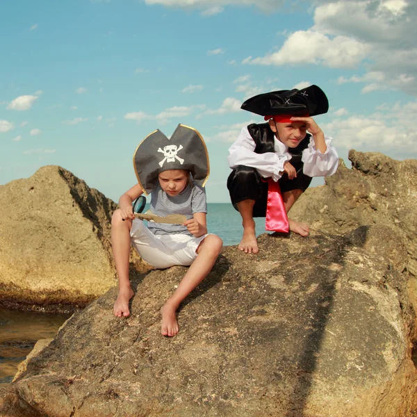 Triste Garçon Fille Costume Pirate Beau Chapeau Pirate Assis Sur — Photo