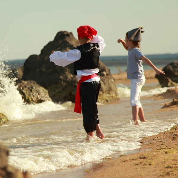 Linda Niña Niño Con Hermosos Disfraces Sombreros Piratas Busca Tesoros —  Fotos de Stock