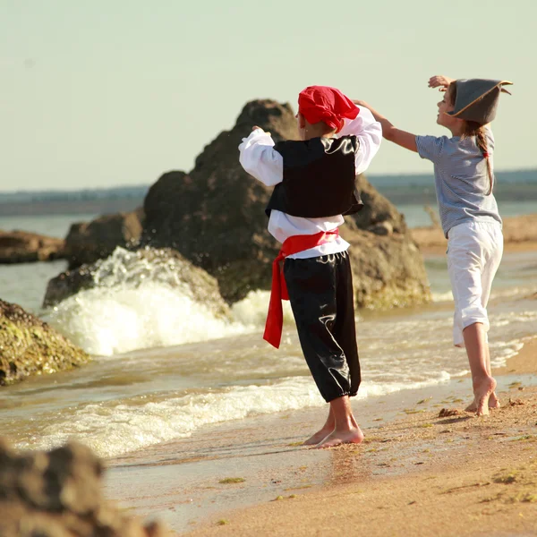 かわいい小さな女の子と男の子の美しい衣装 海賊の帽子 海辺で宝物を探して — ストック写真