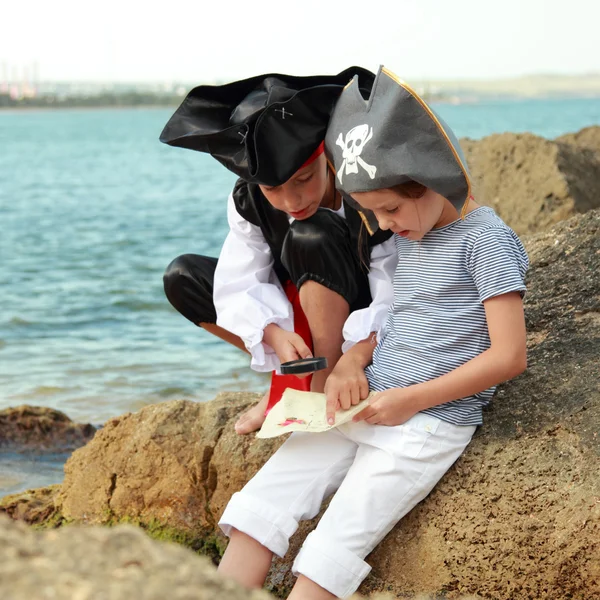 Причудливые платья пиратов в праздник — стоковое фото