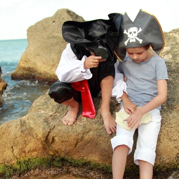 Maskeraddräkter pirater på semester — Stockfoto