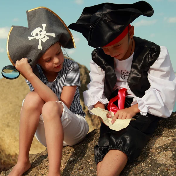 Fantasia vestido piratas em férias — Fotografia de Stock