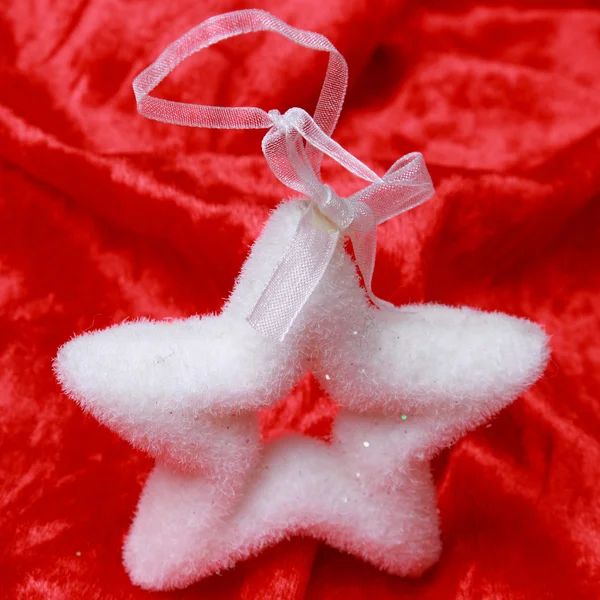 Decoración Estrella Blanca Navidad Sobre Fondo Terciopelo Rojo Tema Vacaciones — Foto de Stock