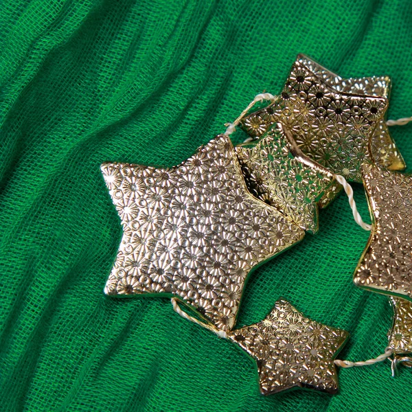 Goldene Sterne auf grünem Hintergrund — Stockfoto