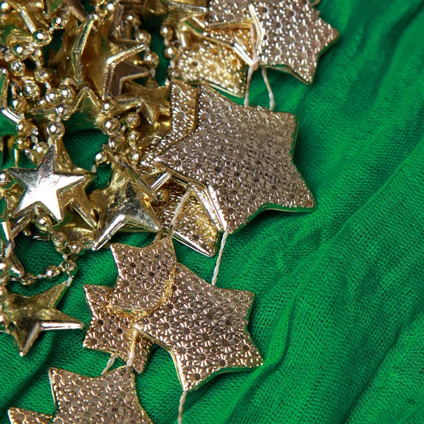 Goldene Sterne auf grünem Hintergrund — Stockfoto