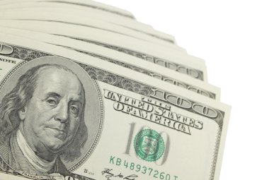 Yüz dolarlık banknotlar iş ve Finans beyaz zemin üzerine yığını