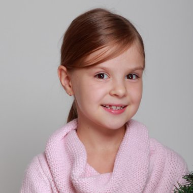 çocuğun yanında dekore edilmiş bir Noel ağacı