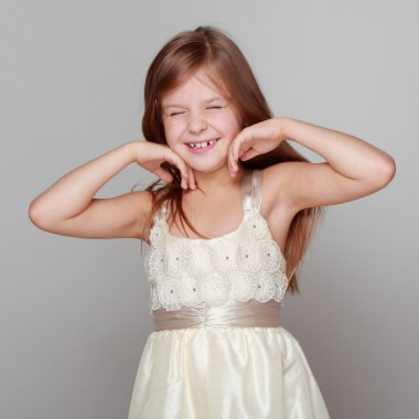 Neşeli bir modeldir