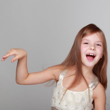 Neşeli bir modeldir