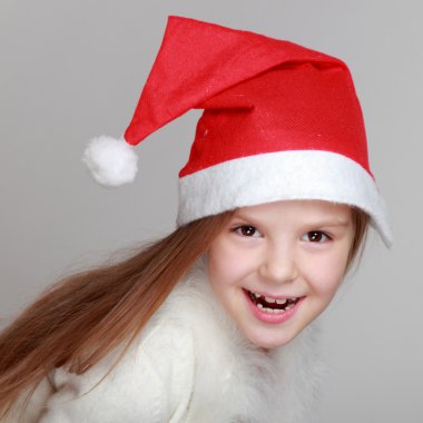 Mutlu gülen portresi Noel Baba şapkası, küçük kız