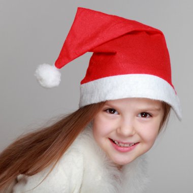 Mutlu gülen portresi Noel Baba şapkası, küçük kız