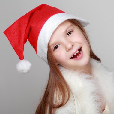 Mutlu gülen portresi Noel Baba şapkası, küçük kız