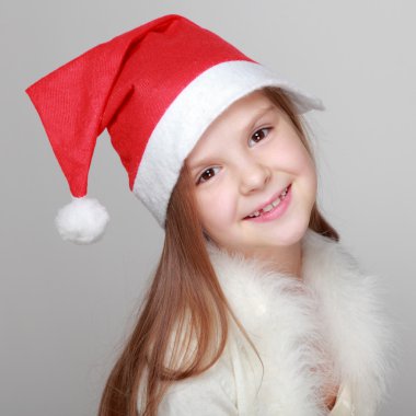 Mutlu gülen portresi Noel Baba şapkası, küçük kız