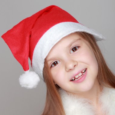 Mutlu gülen portresi Noel Baba şapkası, küçük kız