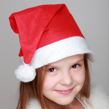 Mutlu gülen portresi Noel Baba şapkası, küçük kız