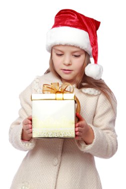 Noel Baba'nın kırmızı şapkalı Noel kutu tutan çok gülümseyen küçük kız