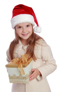 Noel Baba'nın kırmızı şapkalı Noel kutu tutan çok gülümseyen küçük kız