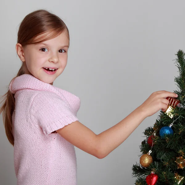 Chica sonriente cerca de un árbol de Navidad — Foto de Stock