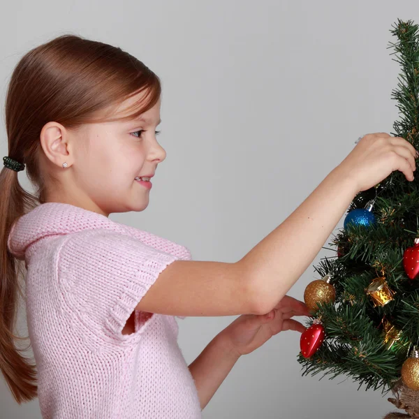 Chica sonriente cerca de un árbol de Navidad —  Fotos de Stock