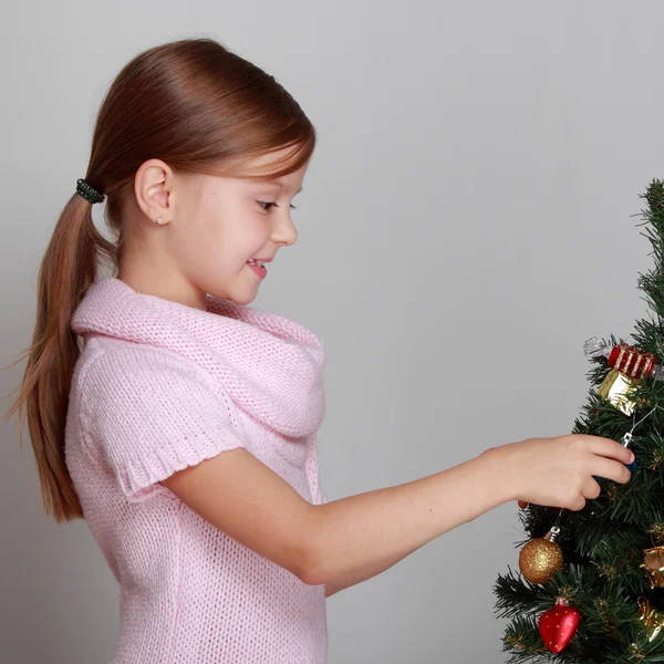 Lachende meisje in de buurt van een kerstboom — Stockfoto