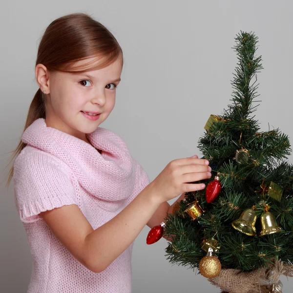 Lachende meisje in de buurt van een kerstboom — Stockfoto