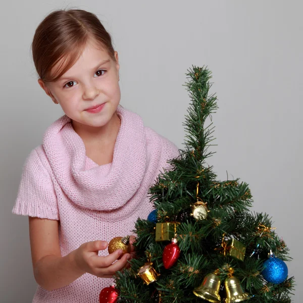 Çocuğun yanında dekore edilmiş bir Noel ağacı — Stok fotoğraf