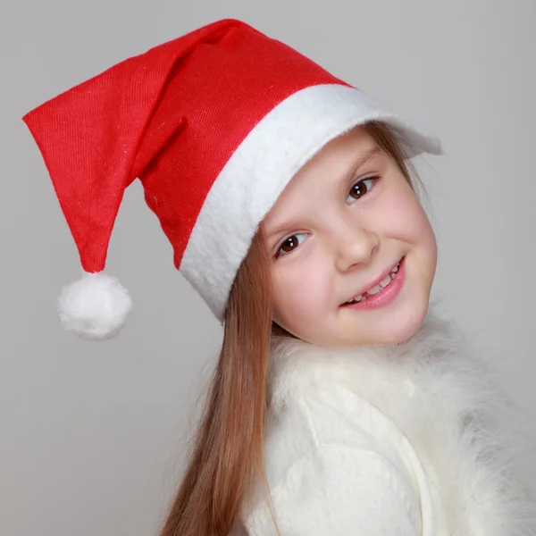 Muotokuva onnellinen hymiö pieni tyttö Santa hattu — kuvapankkivalokuva