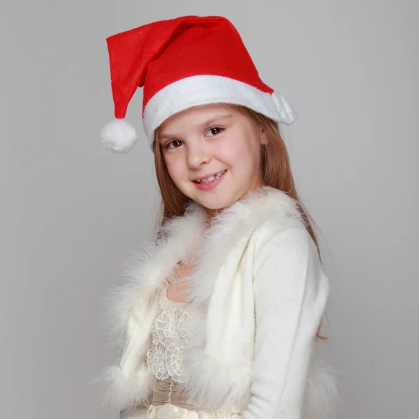 Portret szczęśliwy smiley dziewczynki w Santa hat — Zdjęcie stockowe