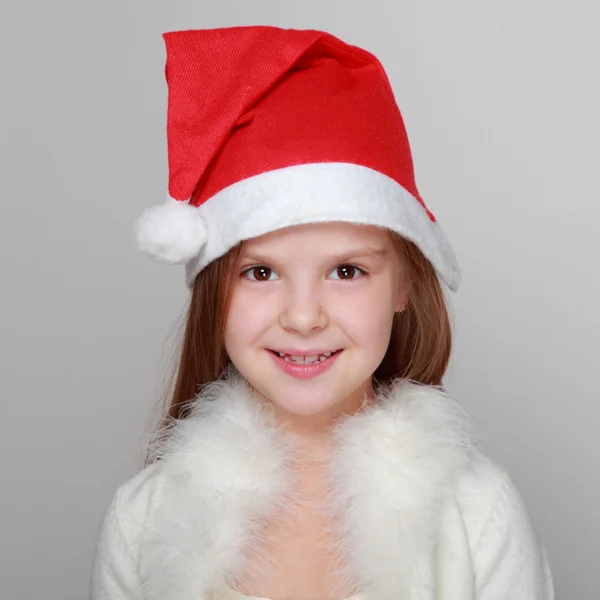 Porträtt av glad smiley liten flicka i Santa hatt — Stockfoto