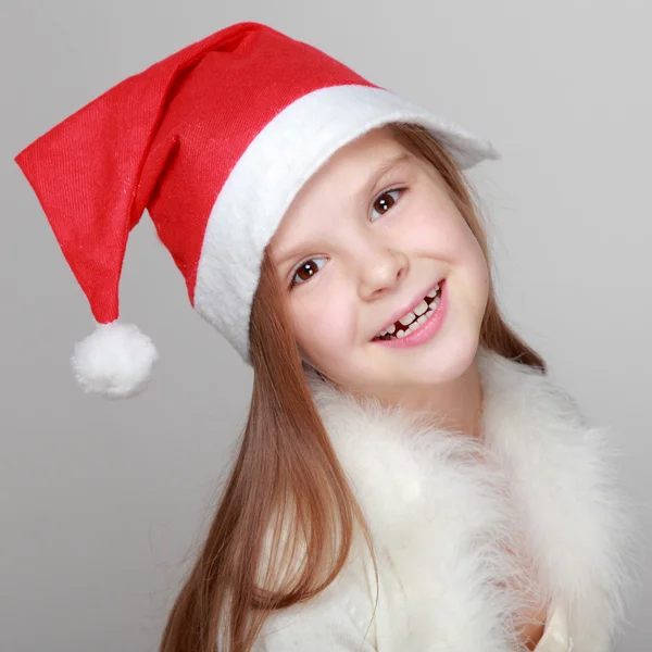 Ritratto di bambina sorridente felice in cappello di Babbo Natale — Foto Stock