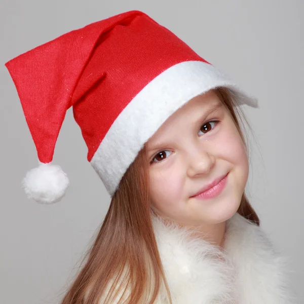 Porträtt av glad smiley liten flicka i Santa hatt — Stockfoto