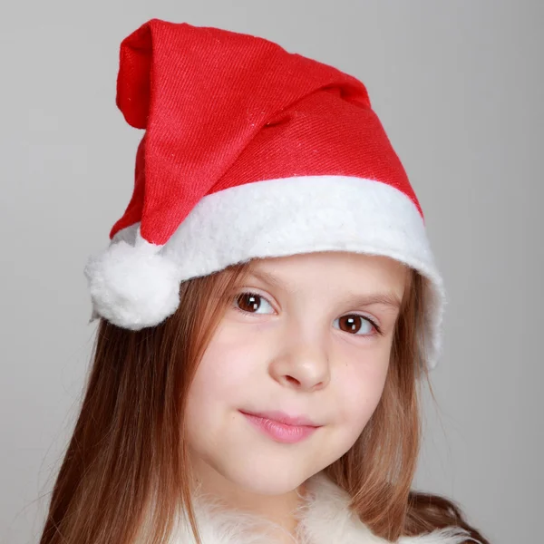 Porträtt av glad smiley liten flicka i Santa hatt — Stockfoto