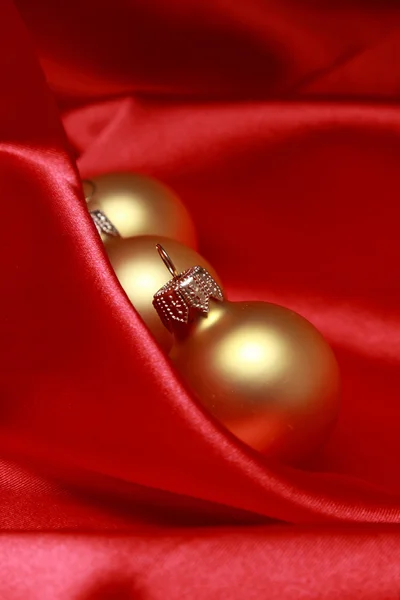 Decoração dourada bonito sobre textura de cetim no tema de férias — Fotografia de Stock