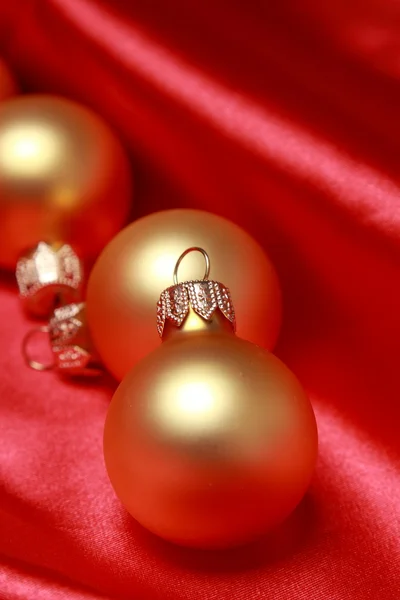 Bolas de vidrio de Navidad sobre fondo de seda roja — Foto de Stock