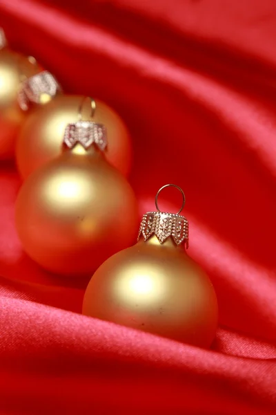 Vánoční skleněné kuličky červené hedvábné pozadí — Stock fotografie