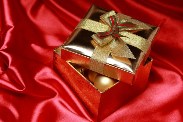 Gyllene decorationsas en present på Holiday tema av glas — Stockfoto
