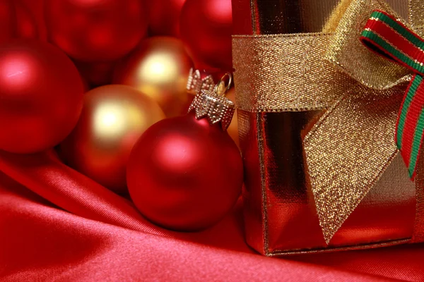 黄金の休日のテーマのプレゼント decorationsas をガラス — ストック写真